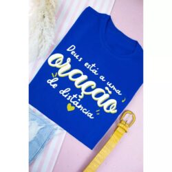 T-Shirt Deus Está a uma Oração de Distância