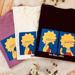 T-Shirt Lisa Simpson - But First, Coffe