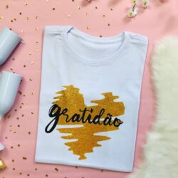 T-Shirt Gratidão - Fundo Coração Dourado