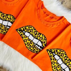 T-Shirt Kiss - Estampa Oncinha