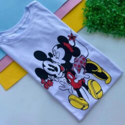 T-Shirt Minnie Mouse Beijando Mickey Mouse