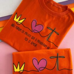 T-Shirt Não foram os pregos que o Prenderam