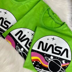 T-Shirt Nasa - Saturno Fundo estelar