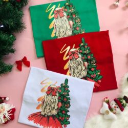 T-Shirt Natalina - Menininha em Frente a Arvore