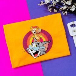 T-Shirt Tom e Jerry - Fundo Warner Bros