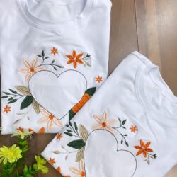 T-Shirt Coração - Fundo Florido