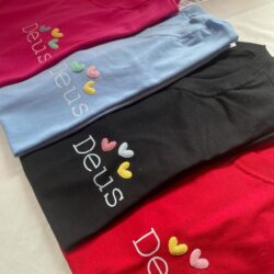 T-Shirt Deus - Mini Corações