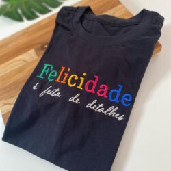 T-Shirt Felicidade É feita de Detalhes