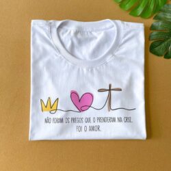 T-Shirt Não foram os Pregos que o prederam na cruz, FOI O AMOR.