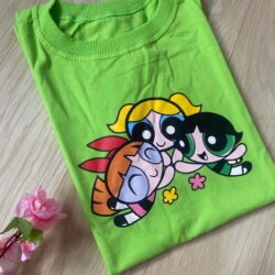 T-Shirt Meninas Super Poderosas - Abraço entre Irmãs
