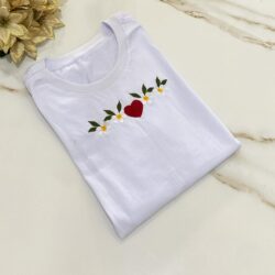 T-Shirt Coração Bordado