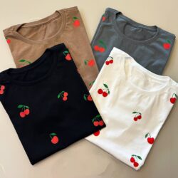 T-Shirt Cereja - Multi Mini Logos