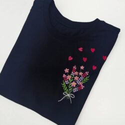 T-Shirt Buque de Flores - Laço e Corações