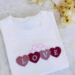 T-Shirt Love - Laço e corações