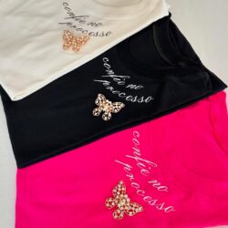 T-Shirt Confie no Processo - Pingente de Borboleta