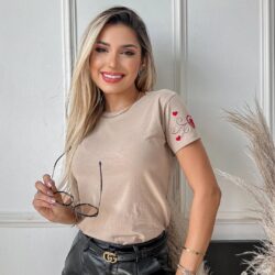 T-Shirt Coração - Bordado na Manga