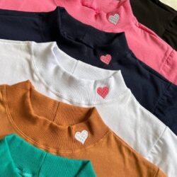 T-Shirt Coração na Gola