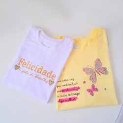Kit com 2 T-Shirts - Felicidade é feita nos pequenos detalhes
